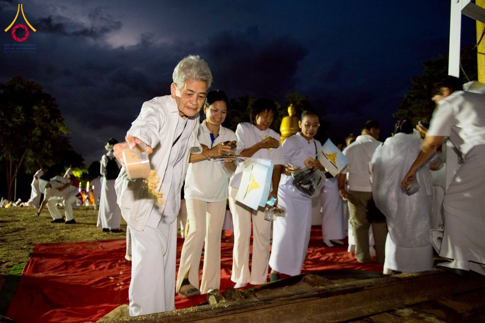 ภาพ No.261945:วันที่ 14 ตุลาคม พ.ศ. 2568 พิธีกลั่นแผ่นดิน โปรยทรายตอกเสาเข็มมหามงคลต้นแรก  สร้างองค์พระเจดีย์และจุดประทีปถวายเป็นพุทธบูชา ณ ศูนย์ปฏิบัติธรรมชัยนาท ต.ธรรมามูล อ.ชัยนาท จ.ชัยนาท