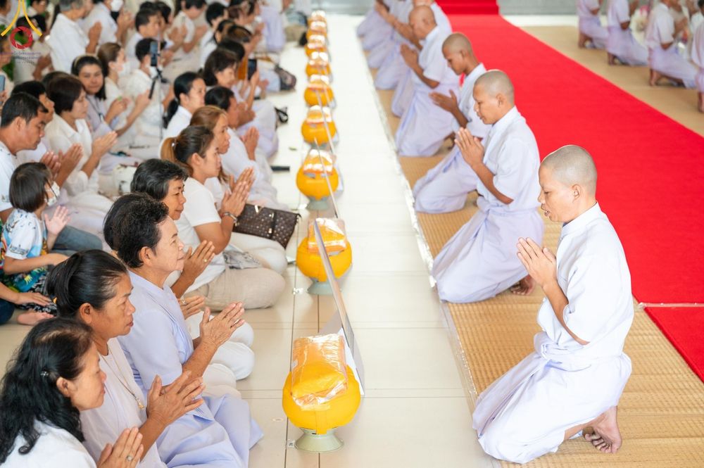 ภาพ No.159761:พิธีตัดปอยผมปลงผมนาคธรรมทายาท, พิธีบรรพชาอุปสมบทหมู่ โครงการอุปสมบทหมู่บูชาธรรม 140 ปี พระมงคลเทพมุนี (สด จนฺทสโร) ณ โบสถ์พระไตรปิฏก วัดพระธรรมกาย วันเสาร์ที่ 5 ตุลาคม พ.ศ. 2567