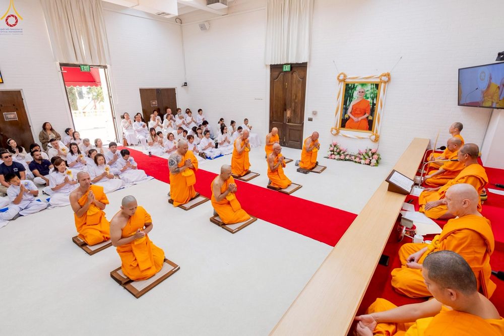 ภาพ No.252297:วันที่ 4-5 ตุลาคม พ.ศ. 2568  วัดพระธรรมกายแคลิฟอร์เนีย ประเทศสหรัฐอเมริกา ได้จัดพิธีตัดปอยผม โดยคณะสงฆ์ ญาติ ๆ และสาธุชน ให้กับนาคธรรมทายาท 8 ท่าน และได้จัดพิธีบรรพชา-อุปสมบท ฉลองพิธีทอดกฐินบรมจักรพรรดิ สร้างอุโบสถ 82 ปี บูชาธรรมหลวงพ่อธัมมชโย