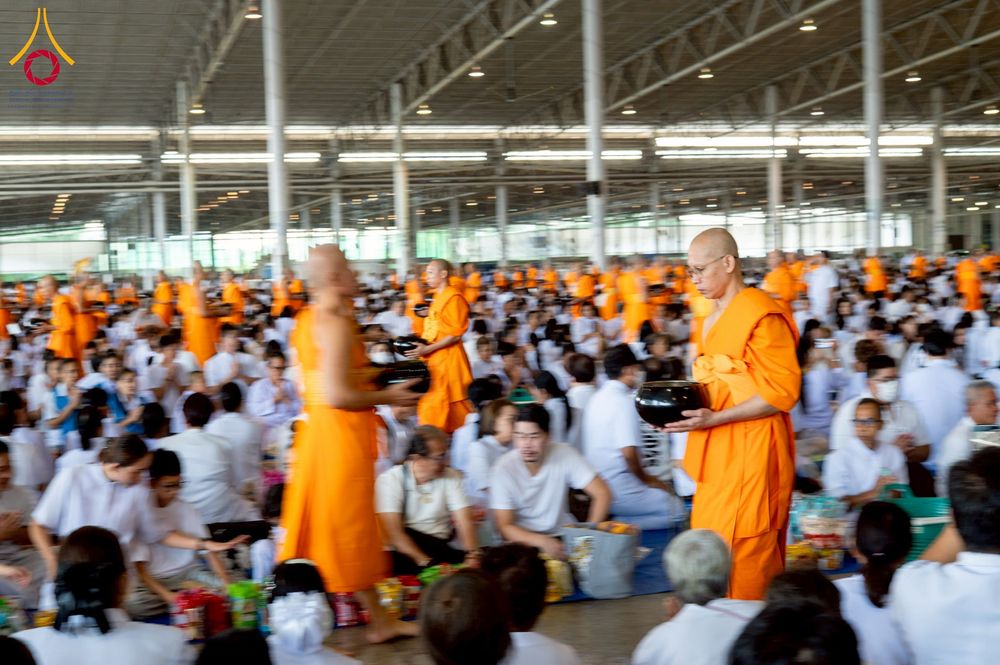 ภาพ No.256830:วันที่ 5 ตุลาคม พ.ศ. 2568 พิธีตักบาตร ข้าวสารอาหารแห้ง ณ บ้านแก้วเรือนทองคุณยายฯ สภาธรรมกายสากล วัดพระธรรมกาย