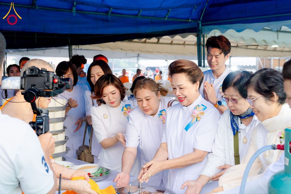 ภาพ No.191085:พิธีถวายภัตตาหารเป็นสังฆทาน แด่พระธรรมยาตรา ณ อนุสรณ์สถานคลองบางนางแท่น อ.สามพราน จ.นครปฐม ในโครงการธรรมยาตรา กตัญญูบูชา มหาปูชนียาจารย์ พระมงคลเทพมุนี(สด จนฺทสโร) พระผู้ปราบมาร อนุสรณ์สถาน 7 แห่ง ปีที่ 13 วันที่ 8 มกราคม พ.ศ. 2568