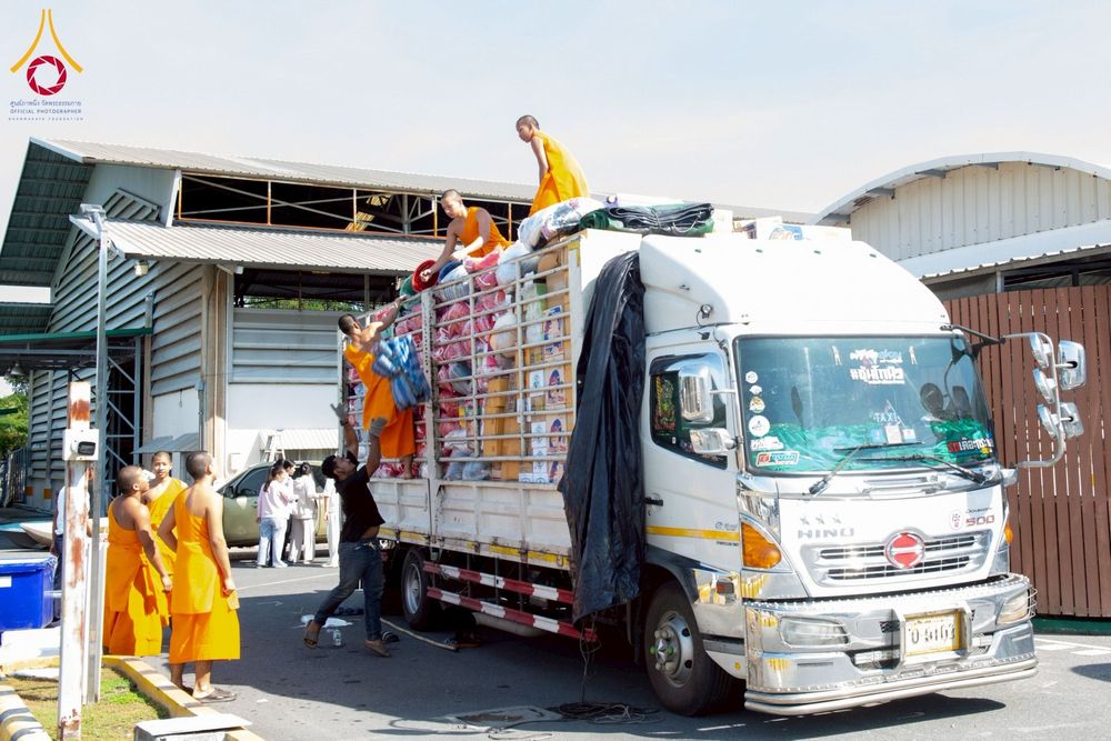ภาพ No.273736:วันที่ 27 พฤศจิกายน พ.ศ. 2568 คณะศิษยานุศิษย์วัดพระธรรมกาย มูลนิธิธรรมกาย มอบอาหารและสิ่งของความช่วยเหลือให้พี่น้องชาวใต้ ผู้ประสบอุทกภัยน้ำท่วม