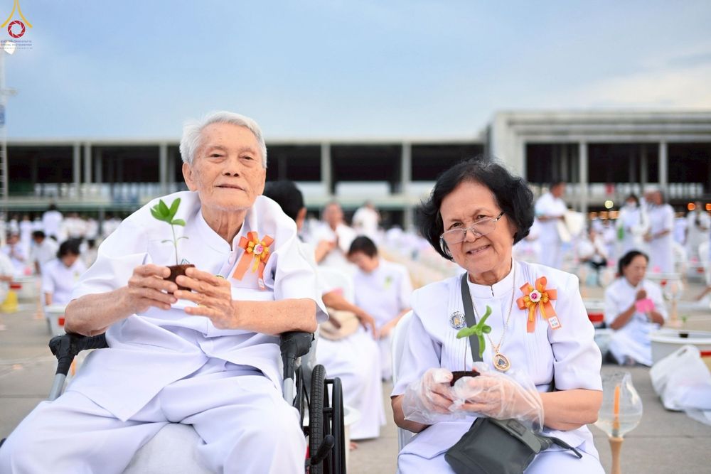 ภาพ No.252953:วันที่ 10 ตุลาคม พ.ศ. 2568 พิธีปลูกต้นทรัพย์บานชื่น ณ ลานธรรม วัดพระธรรมกาย