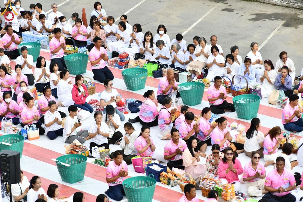 ภาพ No.150861:พิธีเจริญพระพุทธมนต์ และทำบุญตักบาตรแด่คณะสงฆ์ จำนวน 121 รูป เนื่องในโอกาสฉลองครบรอบ 120 ปี อำเภอคลองหลวง จังหวัดปทุมธานี เพื่อถวายเป็นพุทธบูชา ช่วยเหลือผู้ประสบความเดือดร้อนจากอุทกภัย และคณะสงฆ์ 323 วัด 4 จังหวัดชายแดนภาคใต้ วันเสาร์ที่ 31 สิงหาคม พ.ศ. 