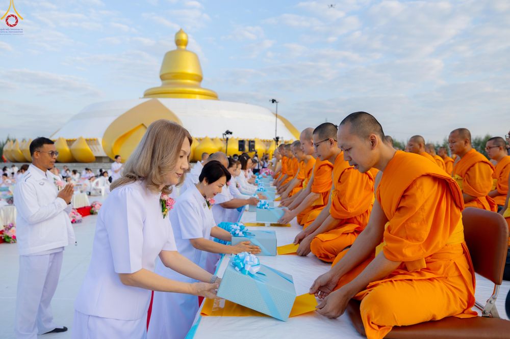 ภาพ No.302536:วันที่ 24 มกราคม พ.ศ. 2569 พิธีตักบาตรพระธรรมยาตรา ณ อนุสรณ์สถานลำดับที่ 5 สถานที่เผยแผ่วิชชาธรรมกายครั้งแรก อนุสรณ์สถานบางปลา วัดบางปลา อำเภอบางเลน จังหวัดนครปฐม ในโครงการธรรมยาตรา กตัญญูบูชา มหาปูชนียาจารย์ พระมงคลเทพมุนี(สด จนฺทสโร) พระผู้ปราบมาร อนุส