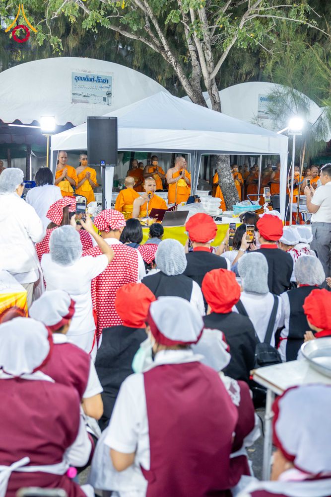 ภาพ No.288919:วันที่ 6 มกราคม พ.ศ. 2569 พิธีถวายภัตตาหารเป็นสังฆทาน แด่พระธรรมยาตรา ในโครงการธรรมยาตรา กตัญญูบูชา มหาปูชนียาจารย์ พระมงคลเทพมุนี(สด จนฺทสโร) พระผู้ปราบมาร อนุสรณ์สถาน 7 แห่ง ปีที่ 14 ณ อนุสรณ์สถานมหาวิหารพระมงคลเทพมุนี (โลตัสแลนด์) อ.สองพี่น้อง จ.สุพรร