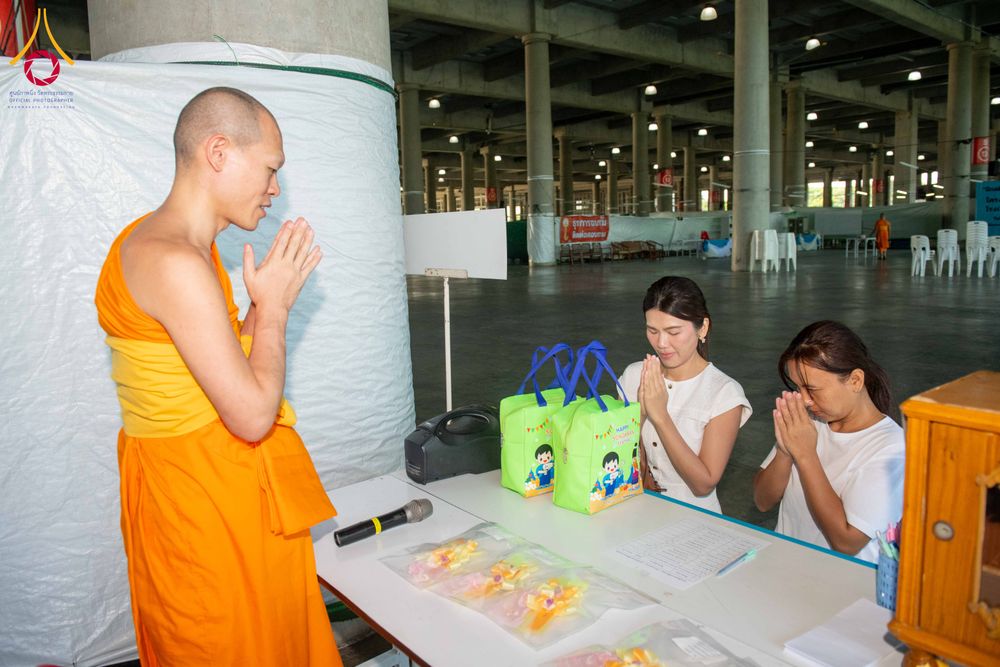 ภาพ No.339941:วันอาทิตย์ที่ 19 กรกฎาคม พ.ศ.2569 พิธีตักบาตรโครงการบรรพชาสามเณรนานาชาติ รุ่นที่ 15 ณ มหารัตนวิหารคด 6 วัดพระธรรมกาย