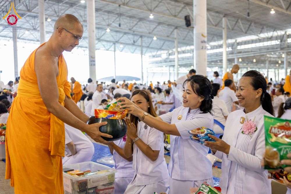 ภาพ No.308265:วันที่ 1  กุมภาพันธ์ พ.ศ. 2569 พิธีตักบาตรข้าวสารอาหารแห้ง ณ บ้านแก้วเรือนทองคุณยาย สภาธรรมกายสากล วัดพระธรรมกาย