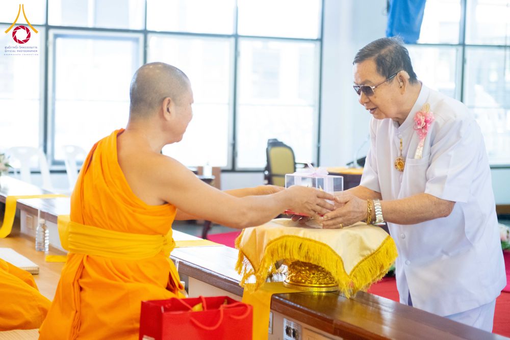 ภาพ No.278491:วันพุธที่ 10 ธันวาคม พ.ศ.2568  พิธีทอดผ้าป่าเพื่อสนับสนุนโครงการตักบาตรพระ 10,000 รูป เมืองกาญจนบุรี ณ อาคารปลูกศรัทธา วัดพระธรรมกาย