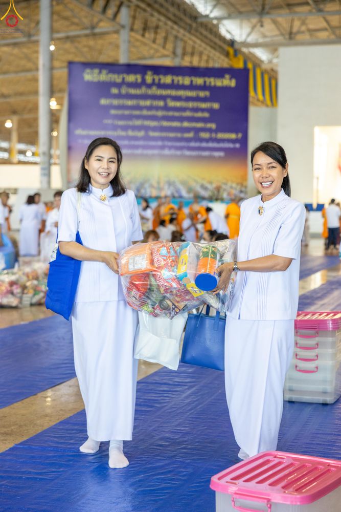 ภาพ No.311372:วันอาทิตย์ต้นเดือนที่ 1 มีนาคม พ.ศ.2569 พิธีตักบาตร และ พิธีบูชาข้าวพระ ณ สภาธรรมกายสากล วัดพระธรรมกาย