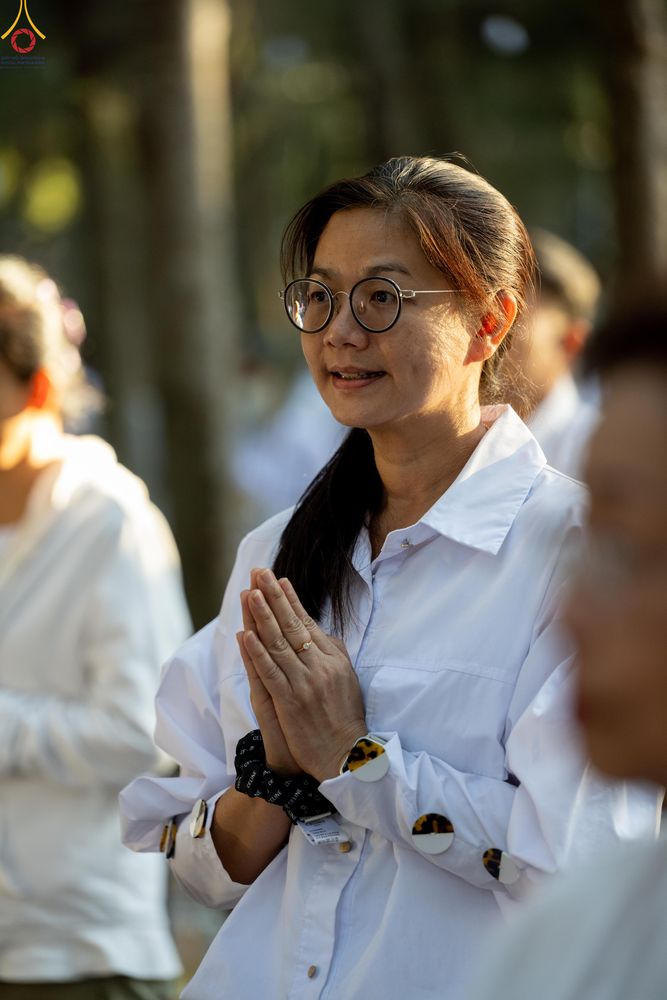 ภาพ No.290073:วันที่ 6 มกราคม พ.ศ. 2569 พิธีจุดประทีปถวายเป็นพุทธบูชา และบูชาธรรมมหาปูชนียาจารย์ (ภาพชุดที่ 2) ณ อนุสรณ์สถานมหาวิหารพระมงคลเทพมุนี (โลตัสแลนด์) อ.สองพี่น้อง จ.สุพรรณบุรี ในโครงการธรรมยาตรา กตัญญูบูชา มหาปูชนียาจารย์ พระมงคลเทพมุนี(สด จนฺทสโร) พระผู้ปรา