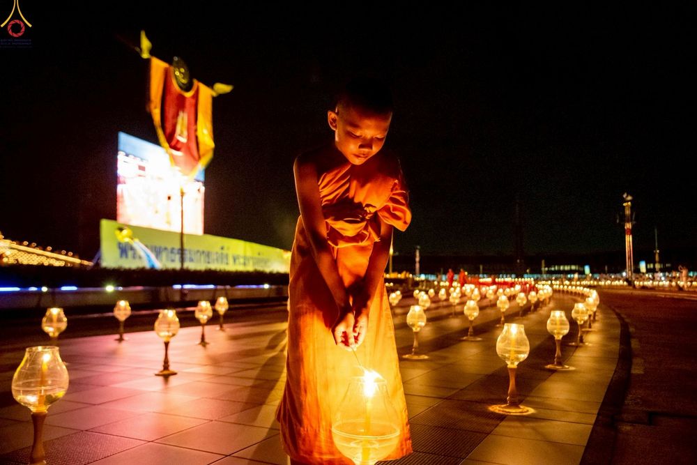 ภาพ No.253703:วันที่ 10 ตุลาคม พ.ศ. 2568 พิธีจุดประทีปบูชาพระผู้ปราบมาร, พิธีจุดประทีปบนพระมหาธรรมกายเจดีย์  20,000 ดวง เนื่องในวันคล้ายวันเกิดครบรอบ 141 ปี พระมงคลเทพมุนี (สด จนฺทสโร)