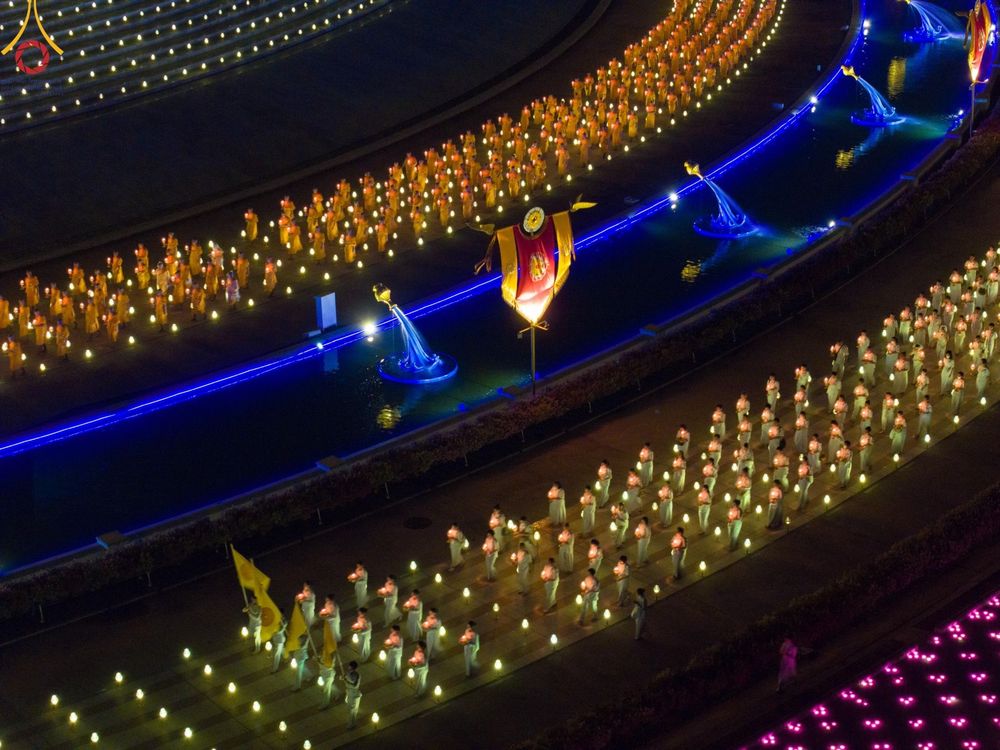 ภาพ No.279301:พิธีจุดวิสาขประทีป พิธีเวียนประทักษิณ ในวันวิสาขบูชา พุธที่ 22 พฤษภาคม พ.ศ. 2567 ( วันพระขึ้น 15 ค่ำ เดือน 6 ) ณ ลานธรรม พระมหาธรรมกายเจดีย์ วัดพระธรรมกาย จ.ปทุมธานี