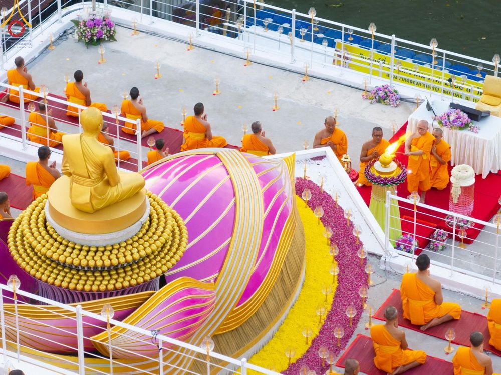 ภาพ No.201640:พิธีจุดประทีปถวายเป็นพุทธบูชา และบูชาธรรมมหาปูชนียาจารย์ ณ อาคารธรรมยาตรา กตัญญูบูชามหาปูชนียาจารย์ ตรงข้ามวัดปากน้ำภาษีเจริญ จ.กรุงเทพมหานคร ในโครงการธรรมยาตรา กตัญญูบูชา มหาปูชนียาจารย์ พระมงคลเทพมุนี(สด จนฺทสโร) พระผู้ปราบมาร อนุสรณ์สถาน 7 แห่ง
