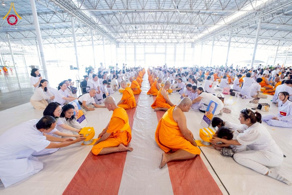 ภาพ No.277797:วันเสาร์ที่ 6 ธันวาคม พ.ศ. 2568 พิธีบรรพชาอุปสมบทและพิธีถวายบาตร โครงการอุปสมบทบูชาธรรมมหาปูชนียาจารย์ ประจำปี พ.ศ.2568 โครงการบวชพระนานาชาติ AEC และ WAB รุ่น CEO (นักบริหาร) รุ่นที่ 5 ณ มหาธรรมกายเจดีย์ วัดพระธรรมกาย