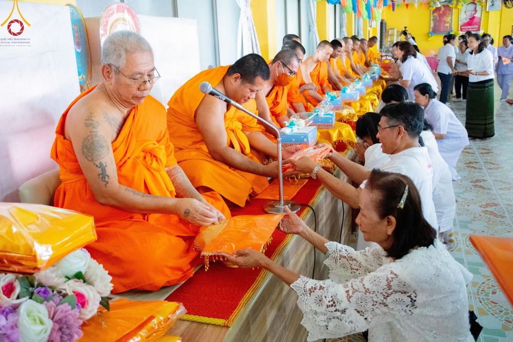 ภาพ No.192200:พิธีทอดผ้าป่าทำนุบำรุงศาสนสถาน ณ วัดนราภิรมย์ ตำบลนราภิรมย์ อำเภอบางเลน จังหวัดนครปฐม ในโครงการธรรมยาตรา กตัญญูบูชา มหาปูชนียาจารย์ พระมงคลเทพมุนี(สด จนฺทสโร) พระผู้ปราบมาร อนุสรณ์สถาน 7 แห่ง ปีที่ 13 วันที่ 9 มกราคม พ.ศ. 2568