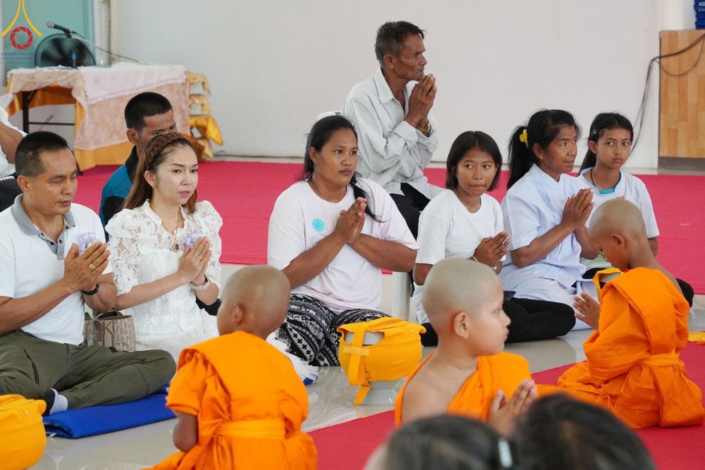 ภาพ No.134912:พิธีตัดปอยผม พิธีขอขมารับผ้าไตร พิธีบรรพชา และพิธีถวายบาตร ในโครงการบรรพชาสามเณร ฟื้นฟูพระพุทธศาสนาทั่วไทย  ณ ศูนย์ปฏิบัติธรรมและศูนย์อบรมเยาวชนเพชรบุรี ต.ท่าแลง อ.ท่ายาง จ.เพชรบุรี