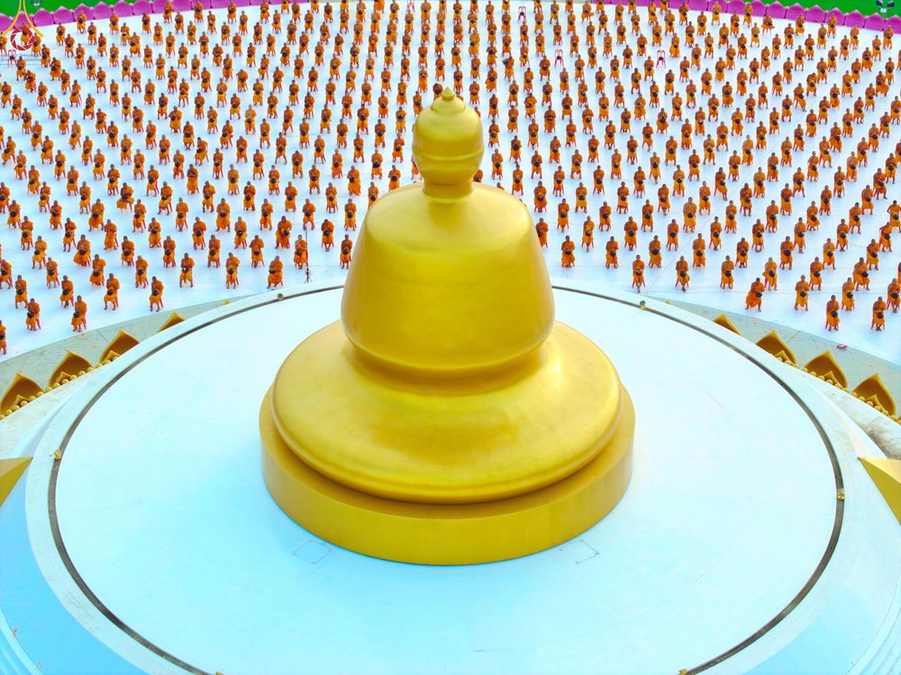 ภาพ No.302586:วันที่ 24 มกราคม พ.ศ. 2569 พิธีตักบาตรพระธรรมยาตรา(ภาพชุดที่ 2) ณ อนุสรณ์สถานลำดับที่ 5 สถานที่เผยแผ่วิชชาธรรมกายครั้งแรก อนุสรณ์สถานบางปลา วัดบางปลา อำเภอบางเลน จังหวัดนครปฐม ในโครงการธรรมยาตรา กตัญญูบูชา มหาปูชนียาจารย์ พระมงคลเทพมุนี(สด จนฺทสโร) พระผู