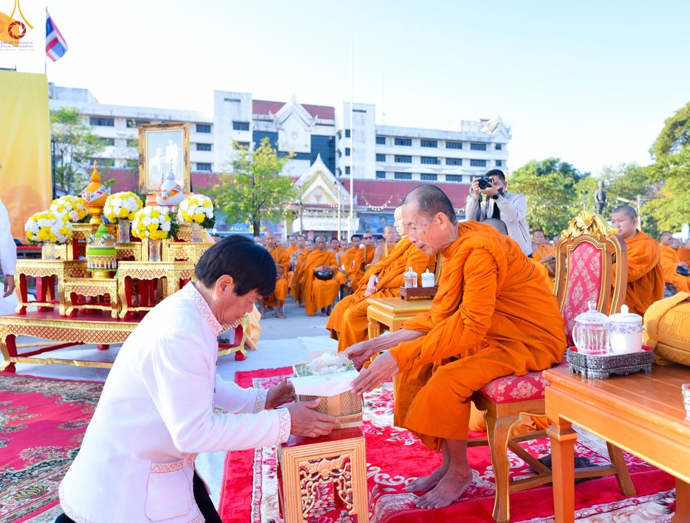 ภาพ No.280210:วันอังคารที่ ๓๐ ธันวาคม พ.ศ. ๒๕๖๘ พิธีตักบาตรพระ ๑,๐๖๙ รูป จังหวัดกาฬสินธุ์   ณ บริเวณสนามหน้าศาลากลาง จังหวัดกาฬสินธุ์ (หลังเก่า)