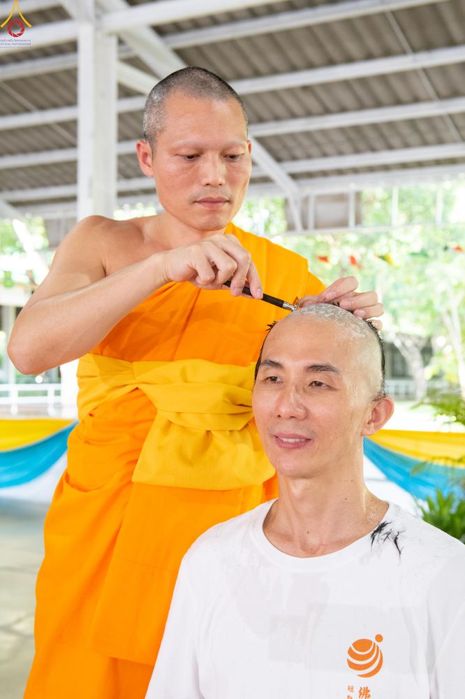 ภาพ No.338351:วันอาทิตย์ที่ 5 กรกฎาคม พศ.2569 พิธีตัดปอยผมธรรมทายาทนานาชาติ IDOP รุ่นที่ 21 จากประเทศจีน มาเลเซีย สิงคโปร์ และไต้หวัน ณ โถงช้าง วัดพระธรรมกาย