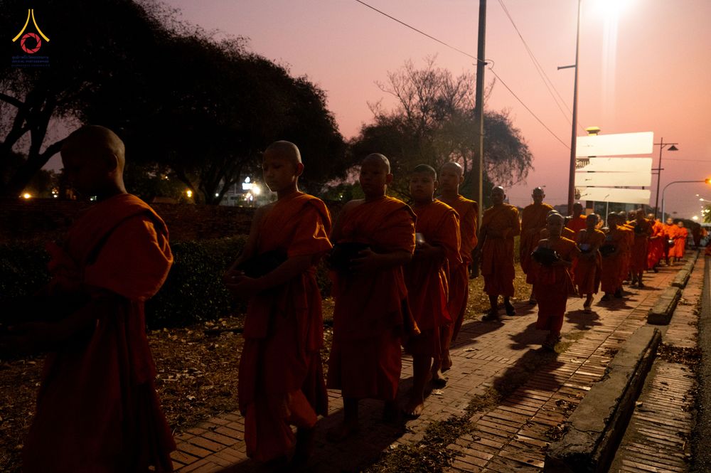 ภาพ No.317995:วันเสาร์ที่ 4 เมษายน พ.ศ. 2569 งานทำบุญเมืองใจกลางอยุธยา  ตักบาตรพระ 1,109 รูป ณ ถนนชีกุน หน้าวัดมหาธาตุ และวัดราชบูรณะ