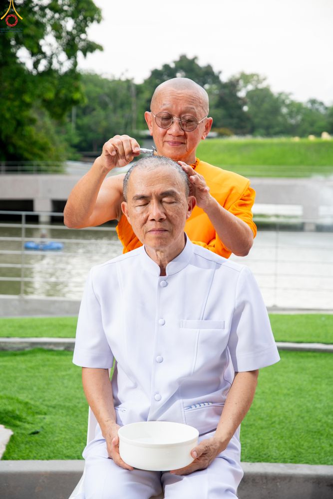 ภาพ No.330232:วันที่ 30 พฤษภาคม พ.ศ.2569 พิธีตัดปอยผมและปลงผม อุบาสกอุปสมบทอุทิศชีวิต 11 ท่าน ณ โบสถ์พระไตรปิฎก วัดพระธรรมกาย จังหวัดปทุมธานี