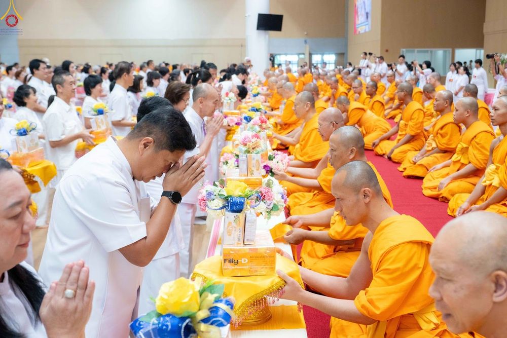 ภาพ No.343641:วันที่ 16 สิงหาคม พ.ศ.2569 พิธีถวายคิลานเภสัช และอุปกรณ์ทางการแพทย์ ณ ห้องแก้วสารพัดนึก2 วัดพระธรรมกาย