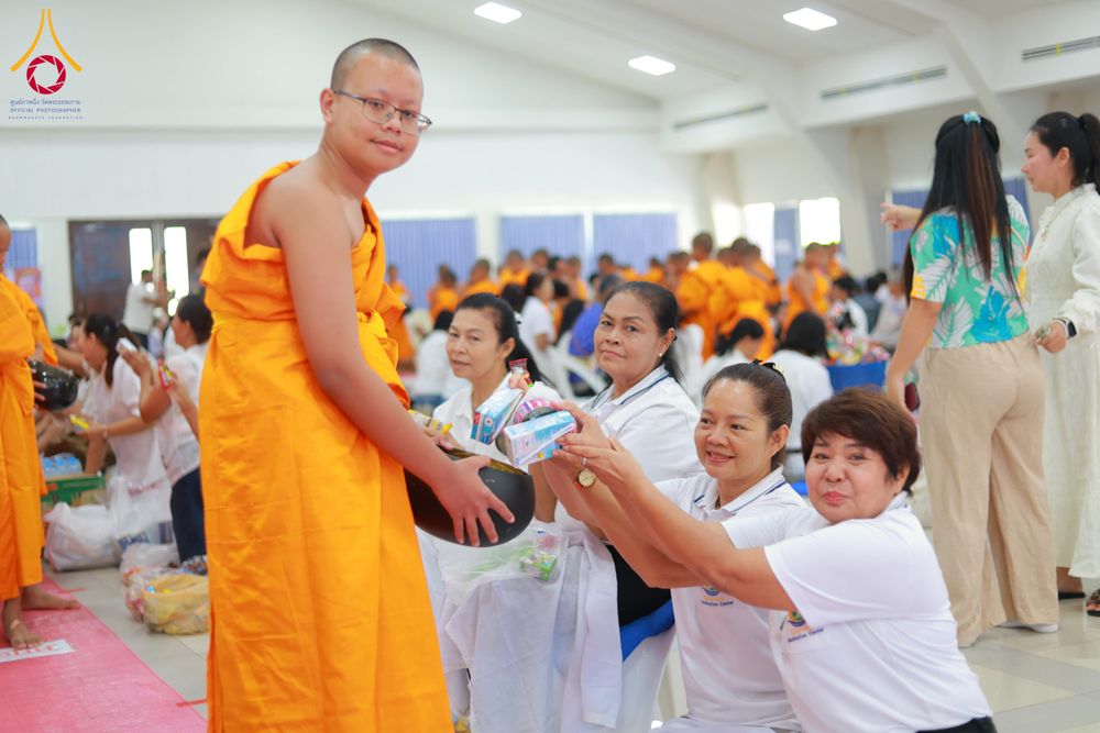 ภาพ No.321872:วันที่ 12 เมษายน พ.ศ.2569 ตักบาตรสงกรานต์ฉลองสามเณรใหม่  ณ ศูนย์ปฏิบัติธรรมระยอง(บ้านช่องลม)