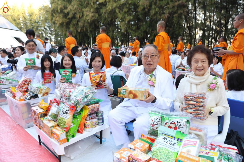 ภาพ No.289329:วันที่ 7 มกราคม พ.ศ. 2569 พิธีตักบาตรพระธรรมยาตรา ณ อนุสรณ์สถานลำดับที่ 1 สถานที่เกิดด้วยรูปกายเนื้อ อนุสรณ์สถานมหาวิหารพระมงคลเทพมุนี (โลตัสแลนด์) อ.สองพี่น้อง จ.สุพรรณบุรี ในโครงการธรรมยาตรา กตัญญูบูชา มหาปูชนียาจารย์ พระมงคลเทพมุนี(สด จนฺทสโร) พระผู้ป