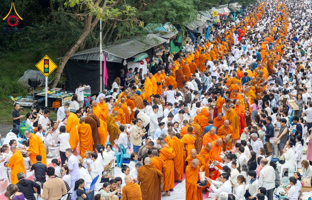 ภาพ No.285968:วันเสาร์ที่ 13 ธันวาคม พ.ศ.2568 พิธีตักบาตรพระภิกษุสามเณร 1,000 รูป ณ บริเวณหน้าอุทยานแห่งชาติเขาใหญ่ อำเภอปากช่อง จ.นครราชสีมา