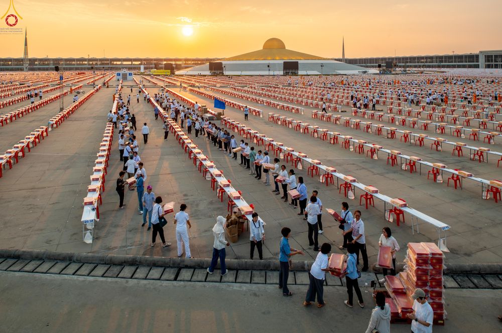 ภาพ No.322641:วันที่ 17 เมษายน พ.ศ.2569 การเรียงกล่องไทยธรรม เรียงน้ำดื่ม เรียงร่ม ณ ลานธรรมพระมหาธรรมกายเจดีย์ เพื่องานถวายมหาสังฆทาน 40,000 กว่าวัดทั่วประเทศ วันคุ้มครองโลก 22 เมษายน พ.ศ.2569 วัดพระธรรมกาย