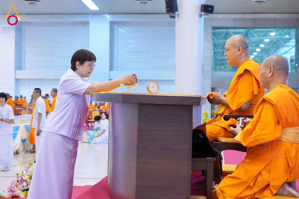 ภาพ No.338061:วันอาทิตย์ต้นเดือน 5 กรกฎาคม พ.ศ.2569 สัมมนาพิเศษ พิธีมอบพระของขวัญ ณ ห้องแก้วสารพัด1 วัดพระธรรมกาย