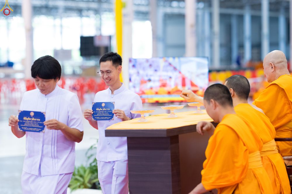 ภาพ No.339022:วันอาทิตย์ที่ 12 กรกฎาคม พ.ศ.2569 พิธีมุทิตาผู้สอบได้เปรียญธรรม ประโยค 1-2 ถึง ป.ธ.9 และ บ.ศ.1-2 ถึง บ.ศ.6 สำนักศาสนศึกษาวัดพระธรรมกาย ประจำปี 2569, พิธีมอบตราตั้งแต่งตั้งอาจารย์ใหญ่ สำนักศาสนศึกษาวัดพระธรรมกาย