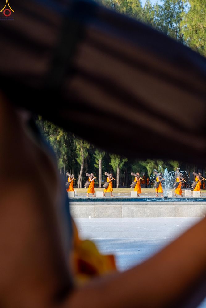 ภาพ No.281572:วันที่ 24 ธันวาคม พ.ศ.2568 พระธรรมยาตรา ปฏิบัติธรรม และถ่ายภาพหมู่ประวัติศาสตร์ ณ ลานหน้ามหาวิหารพระมงคลเทพมุนีฯ วัดพระธรรมกาย