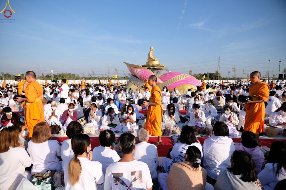 ภาพ No.74809:พิธีตักบาตรพระธรรมยาตราฯ ในโครงการธรรมยาตรากตัญญูบูชา มหาปูชนียาจารย์ พระมงคลเทพมุนี(สด จนฺทสโร) พระผู้ปราบมาร ปีที่ 11 ณ อนุสรณ์สถานลำดับที่ 5 สถานที่เผยแผ่วิชชาธรรมกายครั้งแรก อนุสรณ์สถานบางปลา วัดบางปลา อ.บางเลน จ.นครปฐม วันที่ 29 มกราคม พ.ศ. 2566