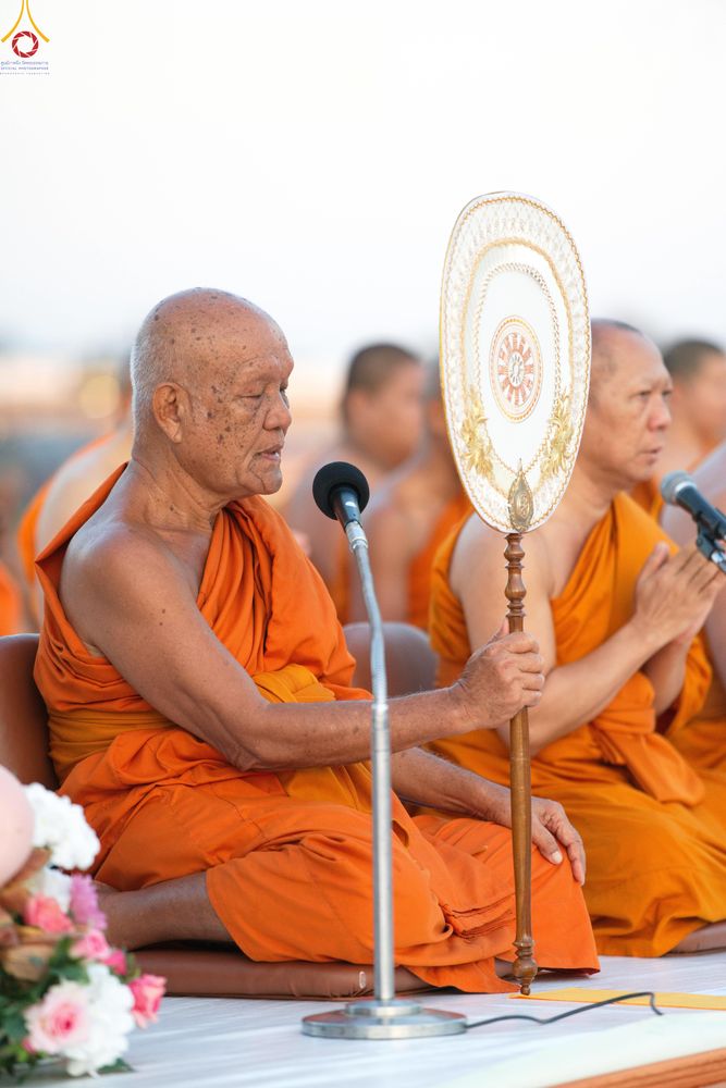 ภาพ No.282605:วันเสาร์ที่ 20 ธันวาคม พ.ศ.2568 พิธีตักบาตรพระ 10,000 รูป (ชุด 2) เนื่องในโอกาส 194 ปี จังหวัดกาญจนบุรี และอุทิศส่วนกุศลให้แด่บรรพชนทั้งหลาย บริเวณถนนสองแคว (Skywalk) เมืองกาญจนบุรี