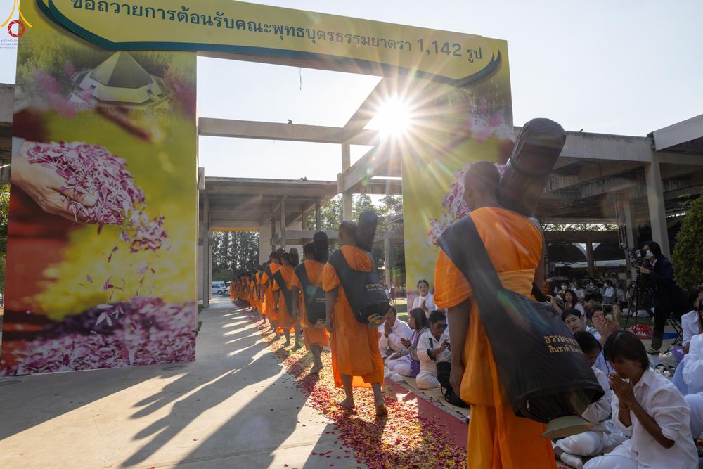 ภาพ No.292813:วันที่ 11 มกราคม พ.ศ. 2569 พิธีต้อนรับพระธรรมยาตรา ณ อนุสรณ์สถานลำดับที่ 3 สถานที่เกิดในเพศสมณะ วัดสองพี่น้อง อำเภอสองพี่น้อง จังหวัดสุพรรณบุรี ในโครงการธรรมยาตรา กตัญญูบูชา มหาปูชนียาจารย์ พระมงคลเทพมุนี(สด จนฺทสโร) พระผู้ปราบมาร อนุสรณ์สถาน 7 แห่ง ปีที