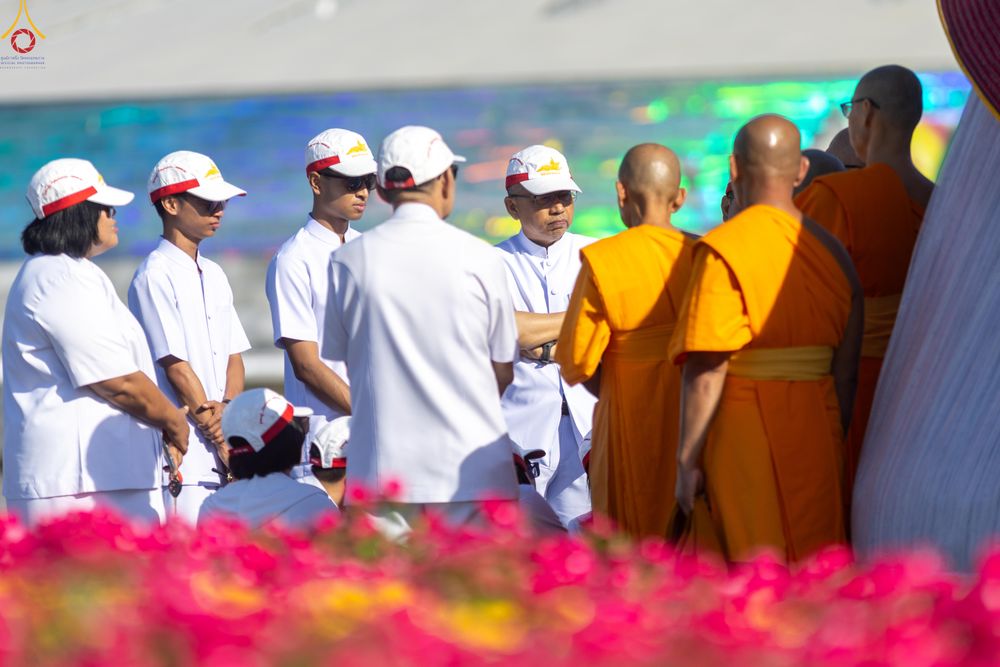 ภาพ No.295947:ภาพเบื้องหลังอาสาสมัครรวมใจ ชุดที่ 1 ในโครงการธรรมยาตรา กตัญญูบูชา มหาปูชนียาจารย์ พระมงคลเทพมุนี(สด จนฺทสโร) พระผู้ปราบมาร อนุสรณ์สถาน 7 แห่ง ปีที่ 14