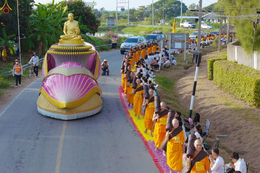 ภาพ No.287471:วันที่ 3 มกราคม พ.ศ. 2569 พิธีต้อนรับพระธรรมยาตรา ในโครงการธรรมยาตรา กตัญญูบูชา มหาปูชนียาจารย์ พระมงคลเทพมุนี(สด จนฺทสโร) พระผู้ปราบมาร อนุสรณ์สถาน 7 แห่ง ปีที่ 14 ณ อนุสรณ์สถานมหาวิหารพระมงคลเทพมุนี (โลตัสแลนด์) อ.สองพี่น้อง จ.สุพรรณบุรี