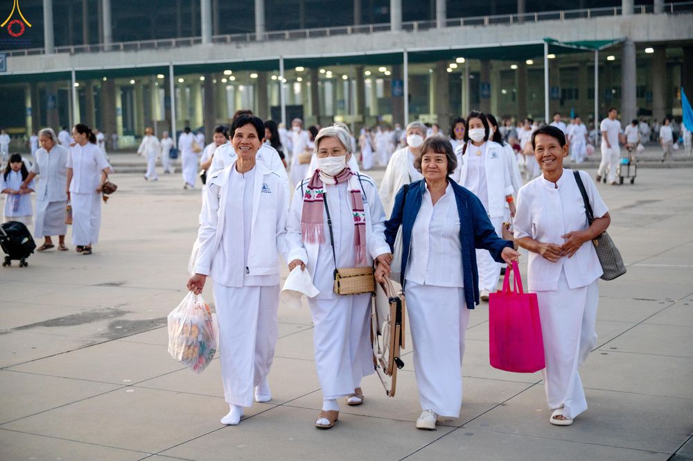 ภาพ No.279700:วันที่ 1 มกราคม พ.ศ.2569 พิธีตักบาตรในวันขึ้นปีใหม่ ณ ลานธรรม วัดพระธรรมกาย