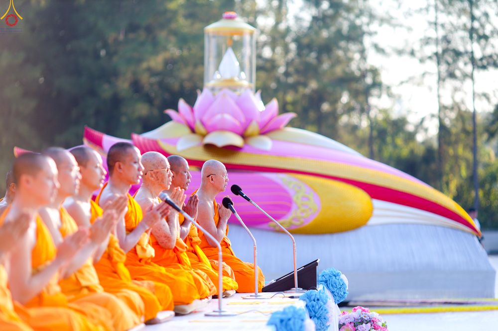 ภาพ No.292386:วันที่ 11 มกราคม พ.ศ. 2569 พิธีตักบาตรพระธรรมยาตรา ณ อนุสรณ์สถานคลองบางนางแท่น อ.สามพราน จ.นครปฐม ในโครงการธรรมยาตรา กตัญญูบูชา มหาปูชนียาจารย์ พระมงคลเทพมุนี(สด จนฺทสโร) พระผู้ปราบมาร อนุสรณ์สถาน 7 แห่ง ปีที่ 14