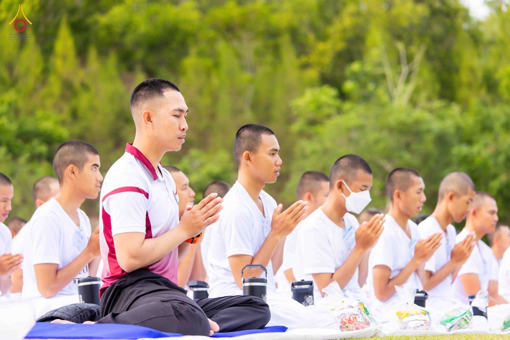 ภาพ No.340997:วันที่ 26 กรกฎาคม พ.ศ. 2569 โครงการพัฒนาคุณธรรม จริยธรรม สำหรับนักเรียนนายสิบตำรวจ (นสต.) รุ่นที่ 17 ศูนย์ฝึกอบรมตำรวจภูธรภาค 1 ได้จัดกิจกรรม ตักบาตรเพื่อน้อมอุทิศถวายเพื่อเป็นพระราชกุศลฯ  และปฏิบัติธรรม ติวธรรมมะ ณ ศูนย์ปฏิบัติธรรมเวิล์ดพีช วัลเล่ย์ (Wo