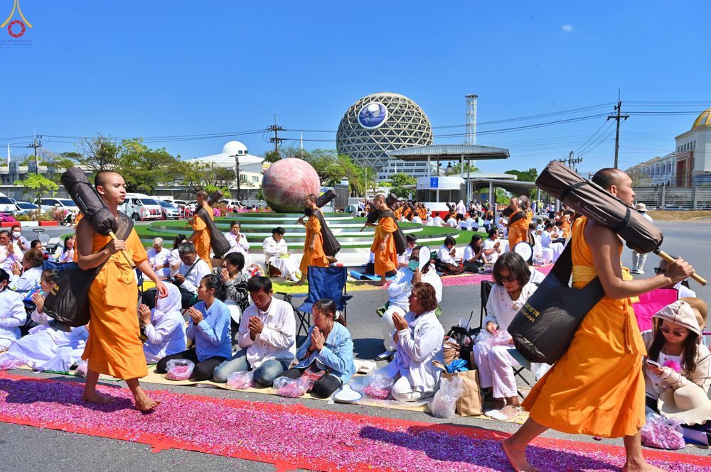 ภาพ No.304669:วันที่ 25 มกราคม พ.ศ. 2569 พิธีต้อนรับพระธรรมยาตรา (ภาพชุดที่ 2) รร.สามัคคีราษฏร์บำรุง-วัดพระธรรมกาย ในโครงการธรรมยาตรา กตัญญูบูชา มหาปูชนียาจารย์ พระมงคลเทพมุนี(สด จนฺทสโร) พระผู้ปราบมาร อนุสรณ์สถาน 7 แห่ง ปีที่ 14