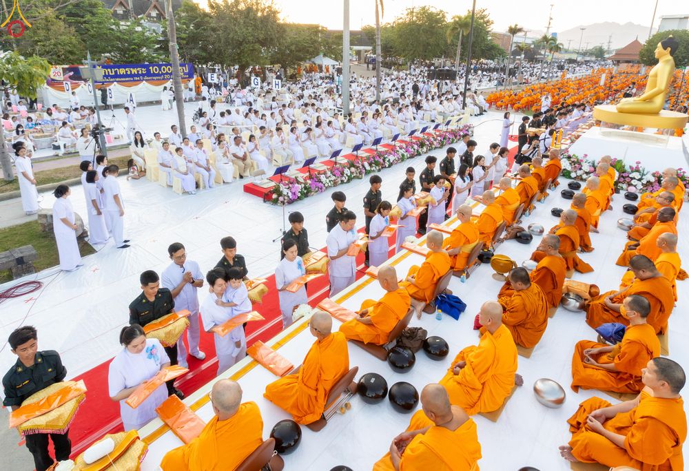 ภาพ No.282594:วันเสาร์ที่ 20 ธันวาคม พ.ศ.2568 พิธีตักบาตรพระ 10,000 รูป (ชุด 2) เนื่องในโอกาส 194 ปี จังหวัดกาญจนบุรี และอุทิศส่วนกุศลให้แด่บรรพชนทั้งหลาย บริเวณถนนสองแคว (Skywalk) เมืองกาญจนบุรี