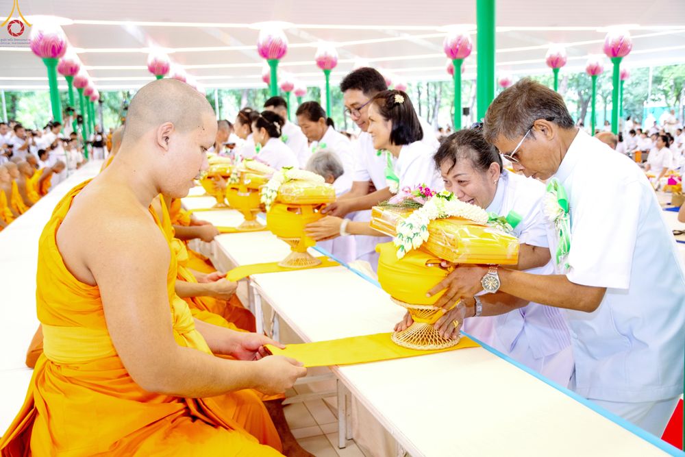 ภาพ No.330839:วันวิสาขบูชา อาทิตย์ที่ 31 พฤษภาคม พ.ศ.2569 พิธีบรรพชาสามเณรอุบาสก 11 ท่าน , พิธีถวายบาตรผ้าไตร และจตุปัจจัยไทยธรรม แด่สามเณร , พิธีอุปสมบทอุทิศชีวิต , พิธีกล่าวคำกัปปิยภัณฑ์  ณ อุโบสถพระไตรปิฎก วัดพระธรรมกาย จังหวัดปทุมธานี