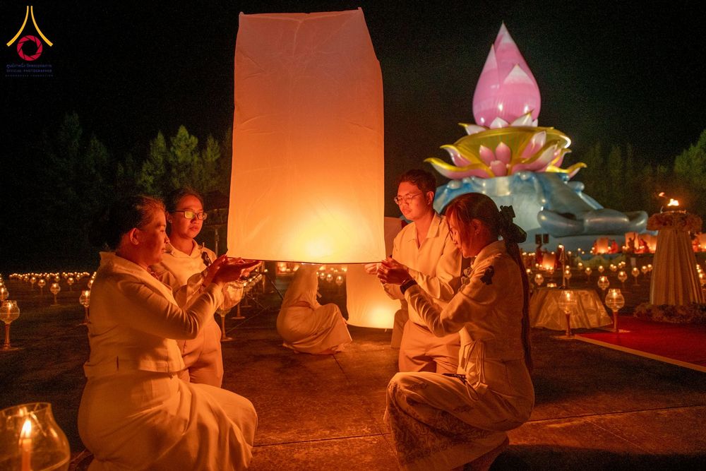 ภาพ No.266179:วันพุธที่ 5 พฤศจิกายน พ.ศ. 2568 (วันพระ ขึ้น 15 ค่ำ เดือน 12) พิธีจุดประทีปโคมลาน, โคมลอย และลอยกระทง ถวายประทีปเป็นพุทธบูชา สร้างความสว่างไสวให้กับแผ่นดินด้วยแสงธรรม ณ พุทธอุทยานนานาชาติ จังหวัดหนองคาย