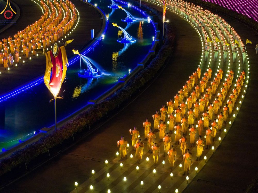 ภาพ No.279310:พิธีจุดวิสาขประทีป พิธีเวียนประทักษิณ ในวันวิสาขบูชา พุธที่ 22 พฤษภาคม พ.ศ. 2567 ( วันพระขึ้น 15 ค่ำ เดือน 6 ) ณ ลานธรรม พระมหาธรรมกายเจดีย์ วัดพระธรรมกาย จ.ปทุมธานี