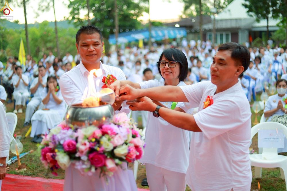 ภาพ No.238424:วันเสาร์ที่ 9 สิงหาคม พ.ศ. 2568 พิธีกลั่นแผ่นดิน โปรยทราย และจุดประทีปถวายเป็นพุทธบูชา จ.ระยอง สถาปนาองค์พระเจดีย์เพื่อสร้างสันติภาพโลก ณ ศูนย์ปฏิบัติธรรมระยอง(บ้านช่องลม) ต.บางบุตร อ.บ้านค่าย จ.ระยอง