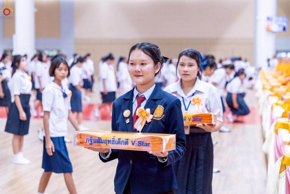 ภาพ No.245995:วันเสาร์ที่ 13 กันยายน พ.ศ. 2568 พิธีมอบผ้าไตรประธานกฐินสัมฤทธิ์เด็กดี V-Star ณ สภาธรรมกายสากล วัดพระธรรมกาย