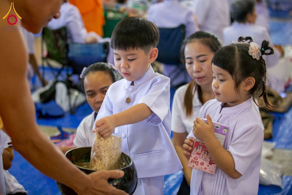 ภาพ No.256848:วันที่ 5 ตุลาคม พ.ศ. 2568 พิธีตักบาตร ข้าวสารอาหารแห้ง ณ บ้านแก้วเรือนทองคุณยายฯ สภาธรรมกายสากล วัดพระธรรมกาย